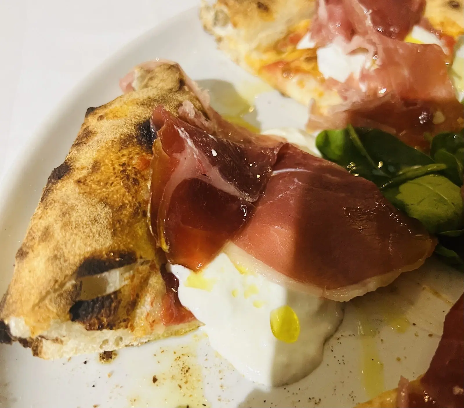 Spicchio di pizza con prosciutto crudo e burrata